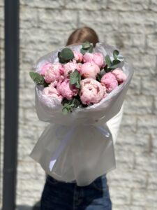 Нежный букет из пионов и эвкалипта