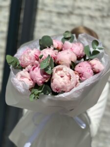Нежный букет из пионов и эвкалипта