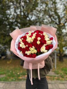 51 роза в упаковке