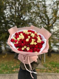 101 роза в упаковке