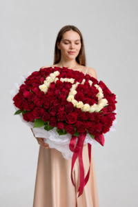 Буква в коробке из 101 розы